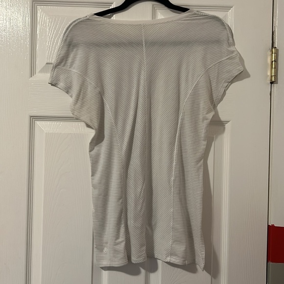 Lululemon women’s shirt Size 8 great condition - Picture 5 of 6